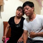 Pham Van Thin (derecha) y Nguyen Thi Phong, el padre y la madre de Pham Thi Tra My, la joven que se cree estaba entre las 39 víctimas del camión hallado en Essex/Efe