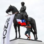Un manifestante contrario al Gobierno de Piñera, en Santiago, Chile/ Europa Press
