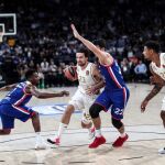 Llull intenta sortear la defensa de Micic
