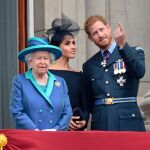 La Reina Isabel II, junto al Príncipe Harry y Meghan Markle en una imagen de archivo