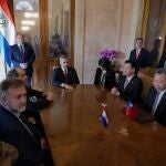 AME7797. ASUNCIÓN (PARAGUAY), 30/10/2019.- El ministro de Asuntos Exteriores de la República de China (Taiwán), Joseph Wu (2-d, sentado), saluda a su llegada este miércoles al Palacio de López para su reunión con el presidente paraguayo, Mario Abdo Benítez (c), en Asunción (Paraguay). Wu tiene previsto abordar asuntos de cooperación diplomática y comercial con altos funcionarios del Gobierno paraguayo y empresarios de la nación sudamericana. EFE/ Martín Crespo