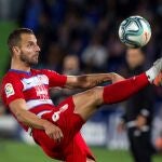 El delantero del Granada, Roberto Soldado durante el partido de la undécima jornada de Liga que disputan en el estadio Coliseum Alfonso Perez de Getafe. EFE/ Rodrigo Jiménez .