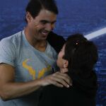 Nadal saluda a una aficionada en el Masters 1.000 de París-Bercy