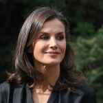 Letizia recupera una de sus faldas más bonitas en su vuelta al trabajo