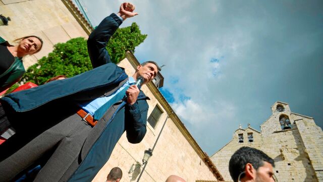 El candidato socialista, Pedro Sánchez, ha decidido reservarse su cierre de campaña para Cataluña, en una semana amenazada por las interferencias independentistas en los comicios. Foto: Europa Press