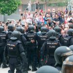 Un grupo de Mossos frente a unos ciudadanos