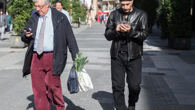 El cantante Alberto Comesaña alerta de los peligros del móvil en su nuevo trabajo