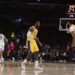 LeBron James celebra con Anthony Davis una de las acciones del ala-pívot