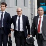 Ángel Ron (dcha.), antes de entrar en los juzgados, junto a sus abogados