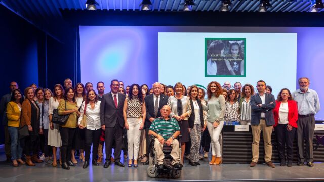 Los consejeros de Salud y Familias e Igualdad, Políticas Sociales y Conciliación de la Junta de Andalucía, Jesús Aguirre y Rocío Ruiz respectivamente, acompañados del presidente de Fundación Cajasol, Antonio Pulido, la directora territorial de CaixaBank en Andalucía occidental, María Jesús Catalá, y las delegados de la Fundación Bancaria ”la Caixa” en Andalucía Occidental, Yolanda López y Mirian Mateos / Foto: LA RAZÓN