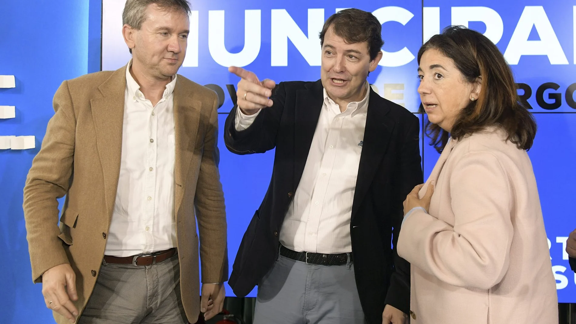 El presidente del PP de Castilla y León, Alfonso Fernández Mañueco, clausura la Convención Intermunicipal del PP de Burgos, acompañado por los candidatos al Congreso y Senado, Sandra Moneo, y Javier Lacalle, respectivamente