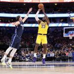 LeBron lanza un triple ante la defensa de Luka Doncic