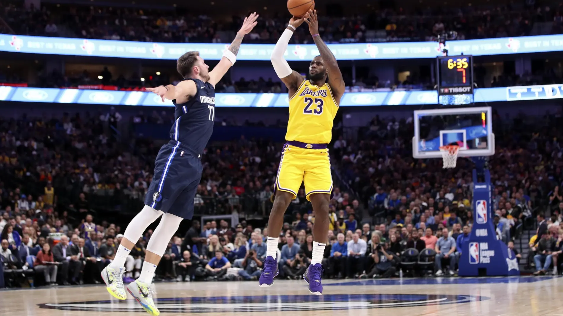 LeBron lanza un triple ante la defensa de Luka Doncic