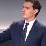 Albert Rivera con un adoquín en la mano durante el debate