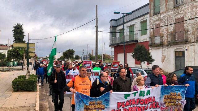 Miembros de la plataforma, a la que pertenece CGT, durante el recorrido de hoy / Foto: La Razón