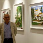 El pintor Alfonso Leal posa junto a sus obras expuestas en la sede de la Fundación Caja Rural del Sur de Sevilla / La Razón
