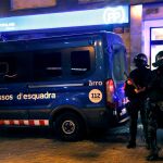 Miembros de los Mossos d´Esquadra frente a la sede del Partido Pouplar, este miércoles en Barcelona, durante la concentración convocada por los CDR en contra de la sentencia del "procés".