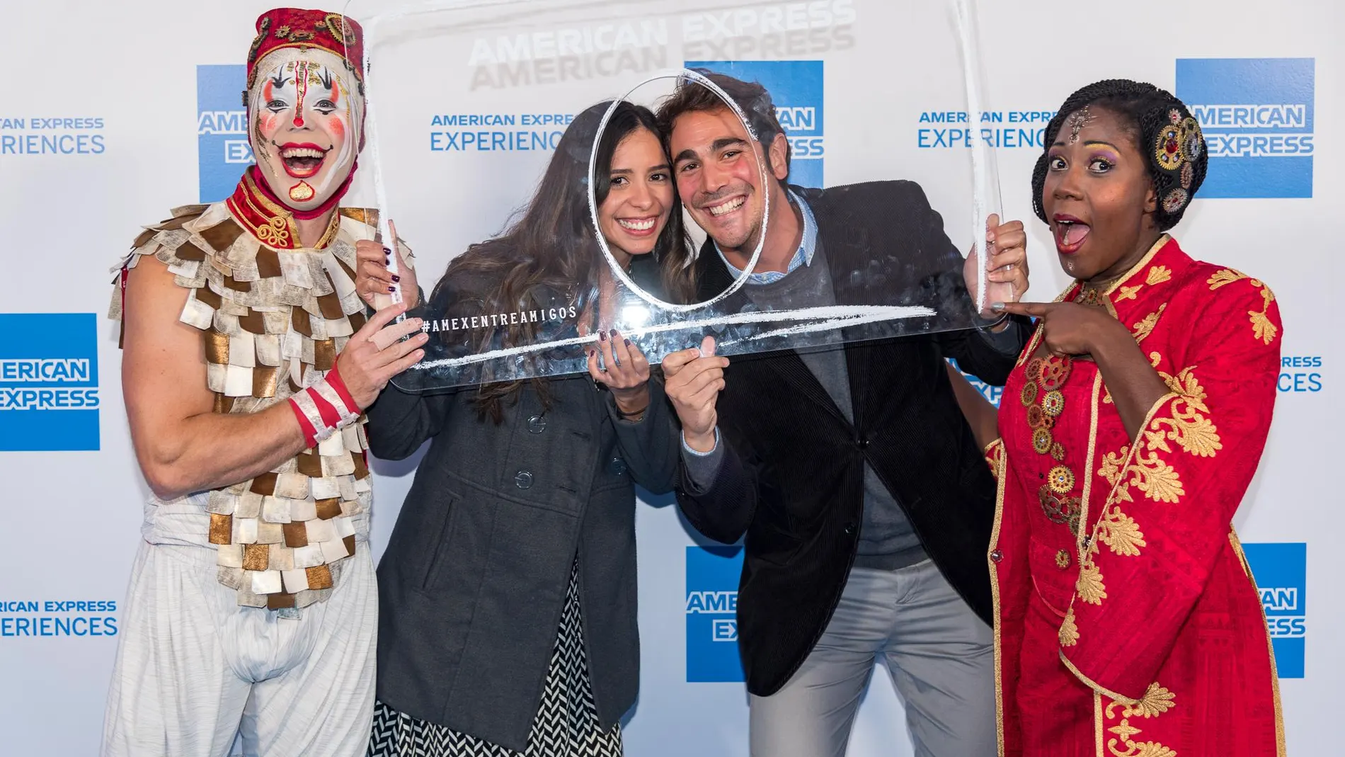 Los invitados pudieron fotografiarse con algunos artistas de la compañía del Cirque du Soleil | Archivo