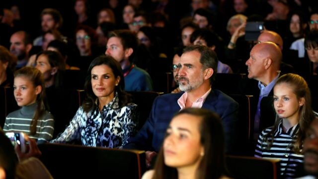 Los Reyes junto a la Princesa Leonor y la Infanta Sofía, durante la tercera jornada de los actos de los premios Princesa de Girona