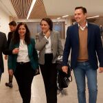 Tudanca conversa con la ministra Valerio a su llegada al Forum Evolución de Burgos en compañía de Esther Peña, Daniel de la Rosa y Agustín Zamarrón, entre otros