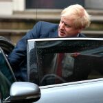 El “premier” Boris Johnson abandona la sede de la campaña electoral “tory” este lunes/Ap
