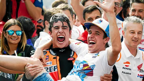 Marc Márquez coge en brazos a su hermano Álex para celebrar el título de Moto2 que consiguió el pequeño de la familia