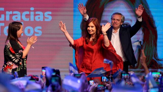 Cristina Fernández de Kirchner y Alberto Fernández en la noche del trifunfo electoral Cristina Fernández de Kirchner y Alberto Fernández en la noche del trifunfo electoral