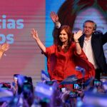 Cristina Fernández de Kirchner y Alberto Fernández en la noche del trifunfo electoral