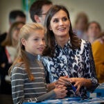 La Reina Letizia y la Infanta Sofía, en un taller en la jornada 'El talento atrae el talento' en el X aniversario de la Fundació Princesa de Girona, en Barcelona /Catalunya (España), a 5 de noviembre de 2019.05 noviembre 2019 MONARQUÍA, REY, CATALUÑA, PRINCESA DE GERONA. David Zorrakino / Europa Press05/11/2019