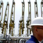 Un trabajador de la petrolera estatal venezolana PDVSA