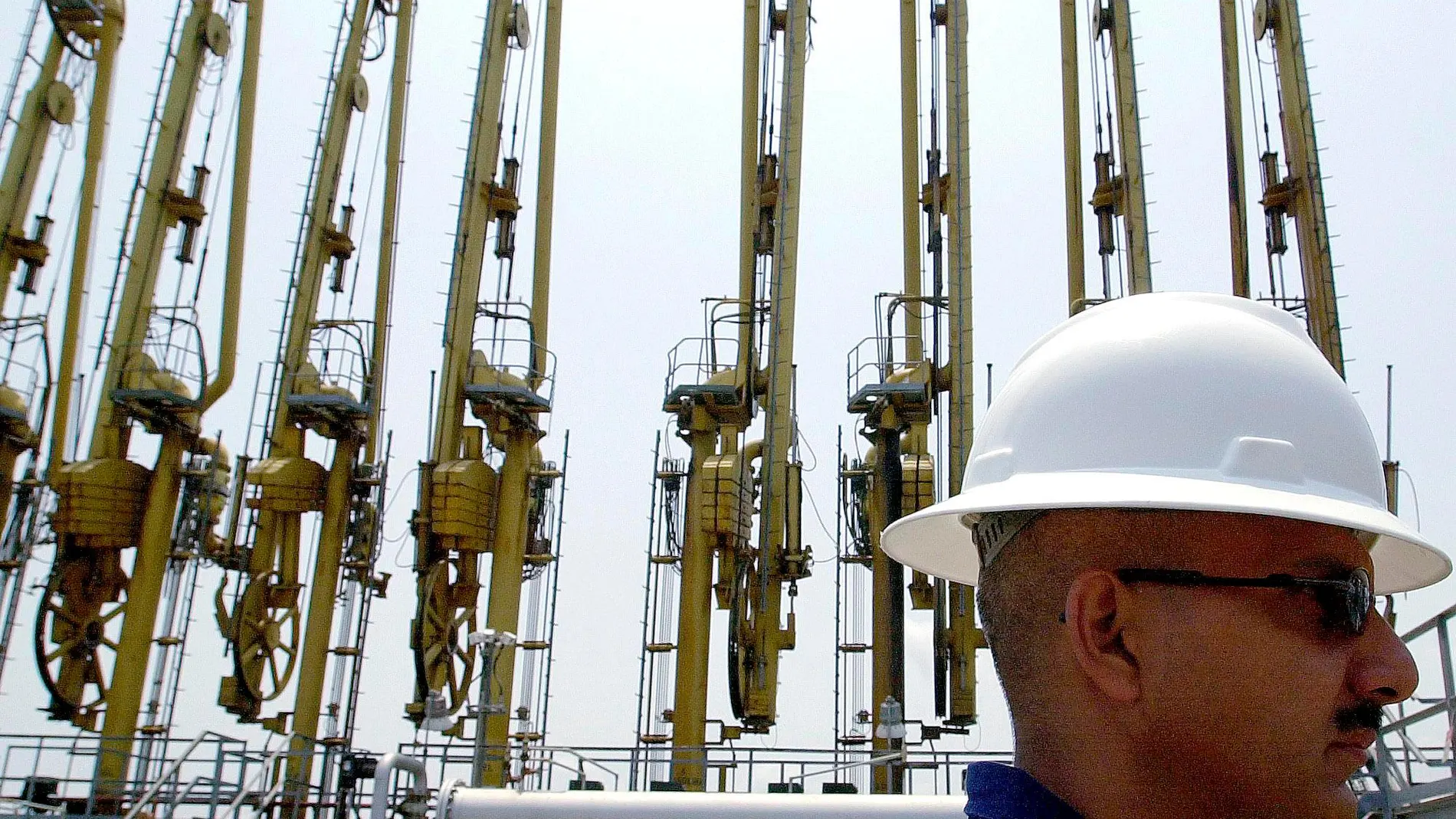 Un trabajador de la petrolera estatal venezolana PDVSA