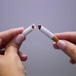 Fumar tabaco aumenta el riesgo de depresión y esquizofrenia, pero también de que la depresión y la esquizofrenia aumentan la probabilidad de fumar