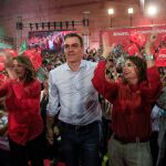 Susana Díaz y María Jesús Montero flanquean a Pedro Sánchez, ambas de rojo, junto a la secretaria general del PSOE de Sevilla, Verónica Pérez / Foto: Manuel Olmedo