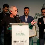 Ferran Adriá, entrega el premio al mejor equipo. Mateu Casañas, Oriol Castro y Eduard Xatruch, del restaurante Disfrutar de Barcelona / Cipriano Pastrano