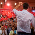Pedro Sánchez, este jueves durante el mitin que abre la campaña electoral en el barrio de Pino Montano en Sevilla. EFE/Julio Muñoz