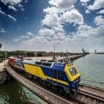 Tren por las vías del Puerto de Sevilla. APS