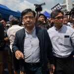 El parlamentario Junius Ho durante un acto de su campaña