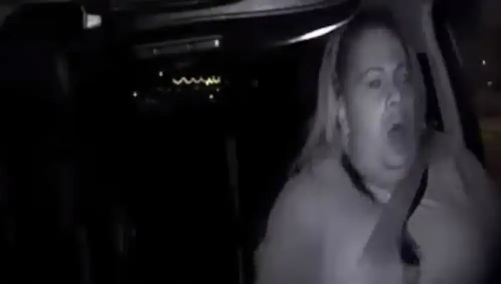 Momento en el que la conductora del Uber Autónomo atropella a un peatón