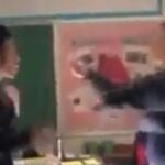 El alumno empuja a la profesora y empiezan una pelea a puñetazos