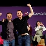 El vicepresidente segundo del Gobierno Pablo Iglesias junto al líder de En Comú Podem al Congreso, Jaume Asens, en un acto de partido