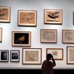 Una visitante durante la presentación de la exposición que el Museo Picasso de Barcelona dedica a la relación de amistad entre el pintor malagueño y Paul Éluard a través de libros y poemas, obras ilustradas, retratos y dibujos hasta la colección que reunió Eluard o fotografías de Man Ray y Brassaï, correspondencia y películas documentales, complementada con otra exposición sobre el Picasso poeta.
