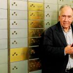 Joan Margarit depositó ayer su legado en la caja número 1.019 de la Caja de las Letras del Instituto Cervantes de Madrid