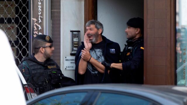 Agentes de la Guardia Civil con uno de los CDR detenidos