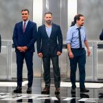 De izquierda a derecha: Pablo Casado, Pedro Sánchez, Santiago Abascal, Pablo Iglesias y Albert Rivera antes del debate electoral en televisión en el Pabellón de Cristal de la Casa de Campo de Madrid del pasado lunes / Foto: EP