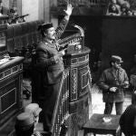 Imagen tomada el 23 de febrero de 1981 del teniente coronel Tejero cuando irrumpe, pistola en mano, en el Congreso de los Diputados / Foto: Manuel P. Barriopedro-Efe
