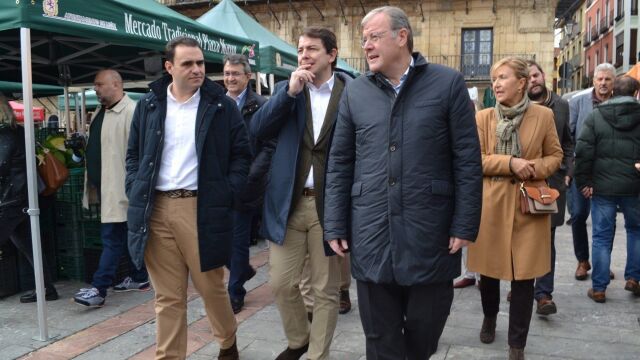 Fernández Mañueco recorre el mercado instalado en la Plaza Mayor de León en compañía de Silván, José Miguel González, Martínez Majo y María del Carmen González