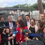 La ministra de Hacienda en funciones, María Jesús Montero, ante los medios ayer en Punta Umbría / EP
