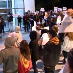 Manifestantes esperan a los representantes de ERC