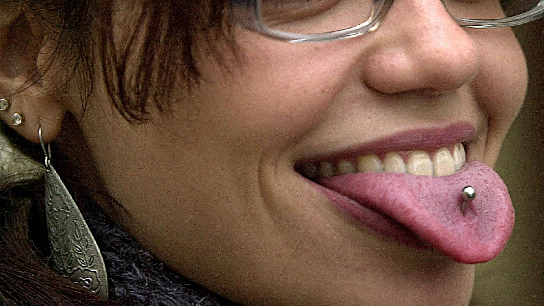 Si la infección se produce se recomienda retirar el pendiente y lavarlo con las manos limpias a diario con jabones indicados