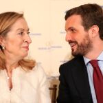 Ana Pastor, acompañado de Pablo Casado, participan en un desayuno informativo del Fórum Europa / Foto: Europa Press